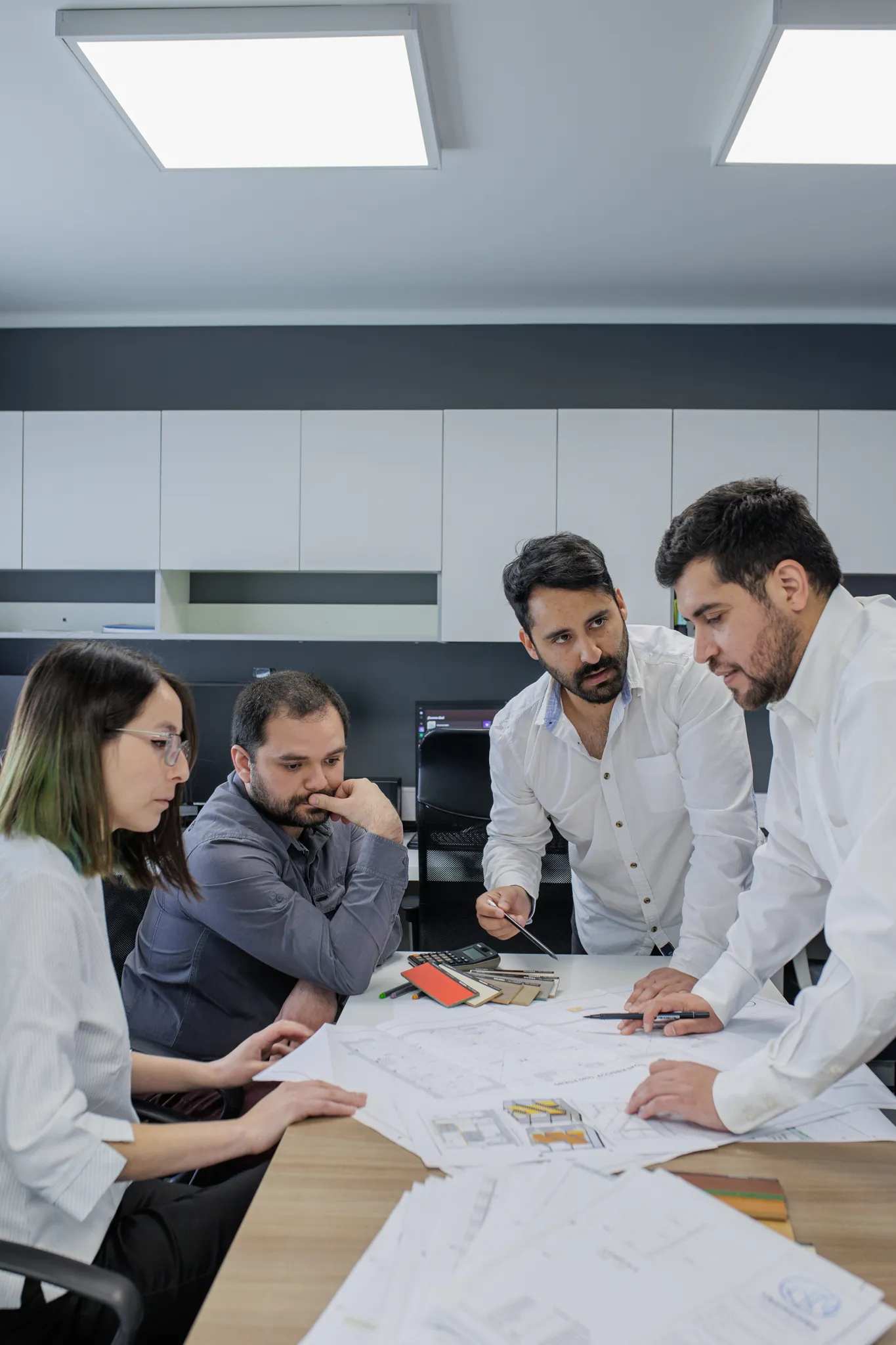 Equipo de Troncoso Arquitectos revisando un proyecto