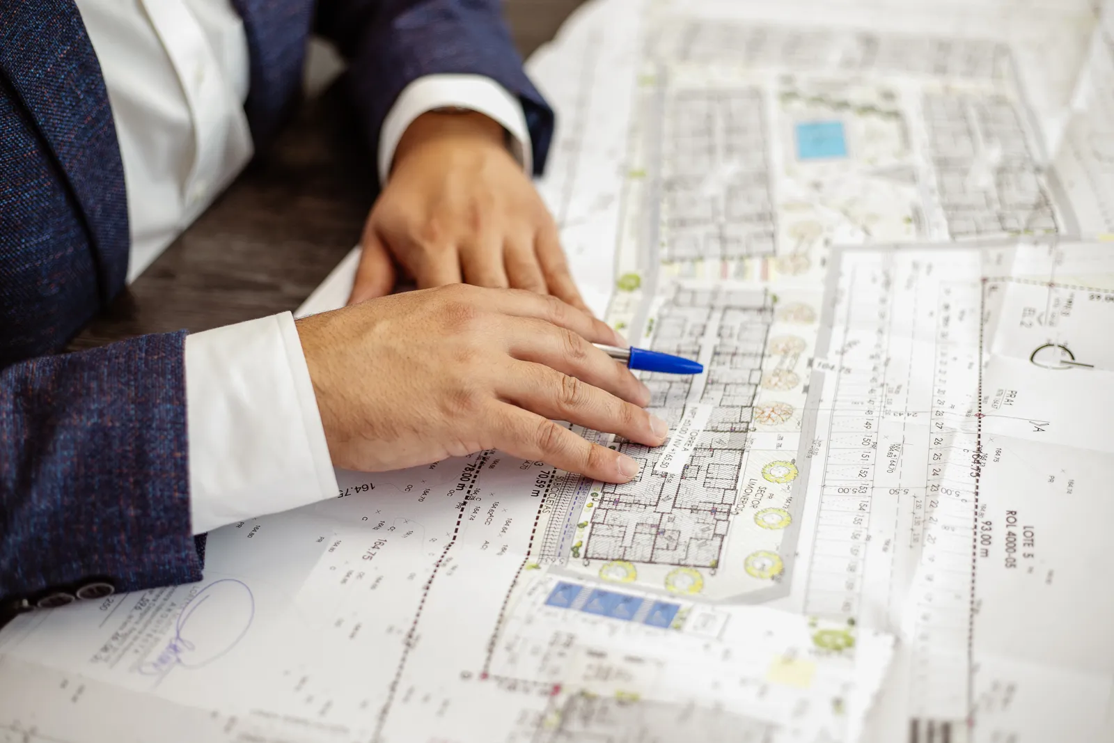 Arquitecto revisando los planos de un proyecto